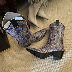 Rubber cowboy boots Sz 8 runs small fits 7.5 better